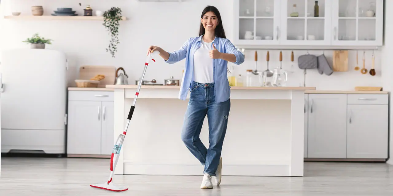 Panda Grip Spray Mop in use